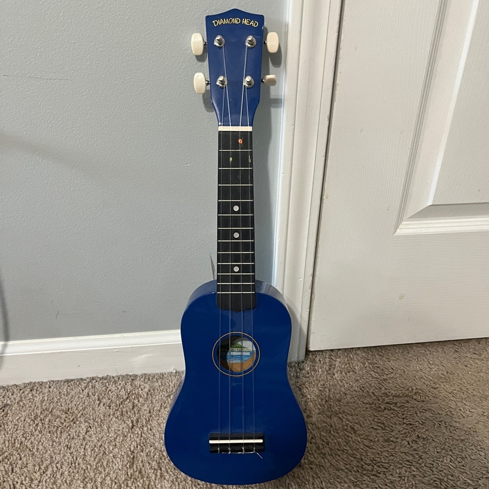 Diamond head ukulele, used but in great condition, does not come tuned